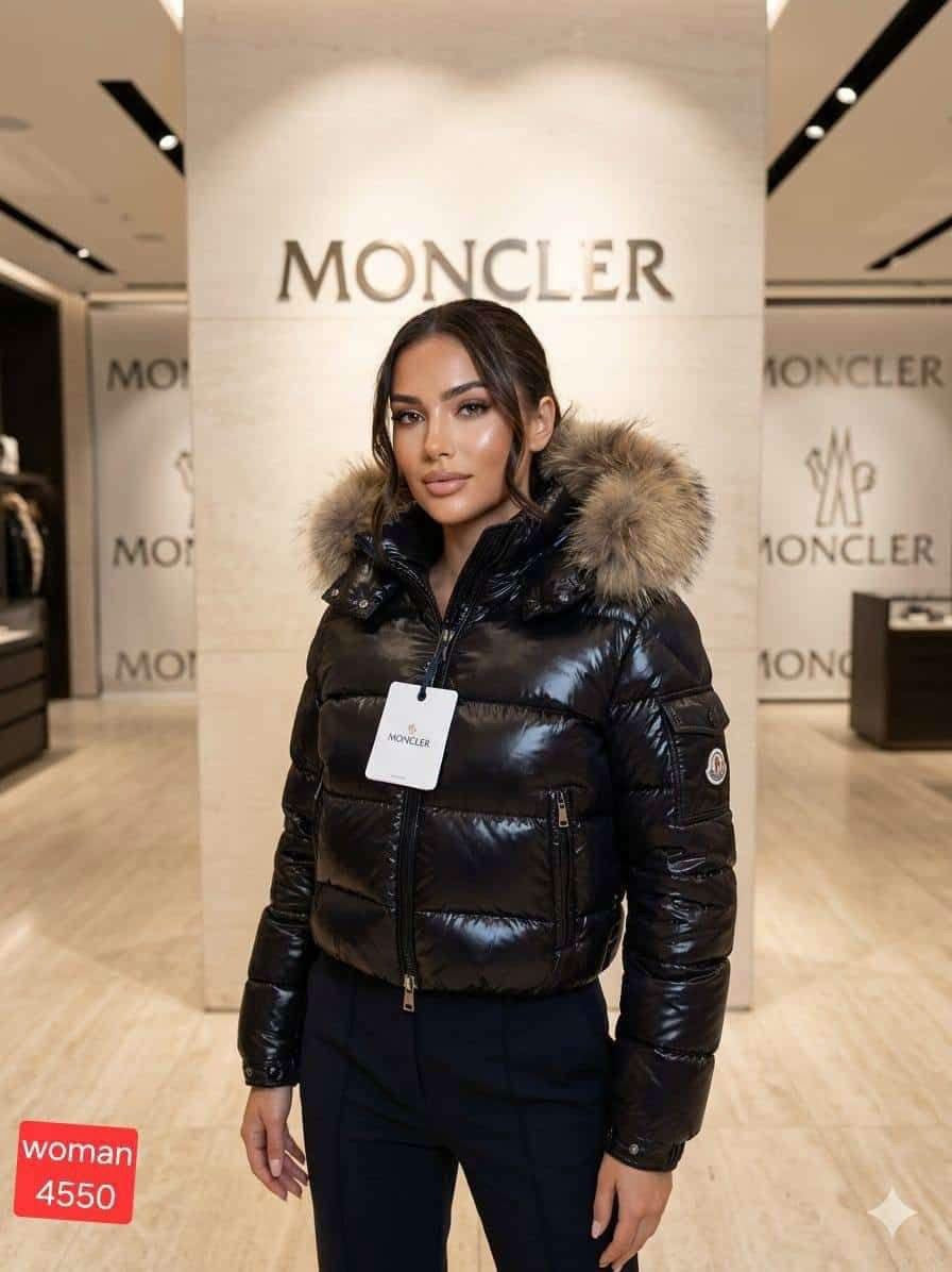 Geacă Damă Scurtă Lucioasă cu Glugă Pufosă – Negru