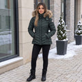 Geacă Damă Scurtă Matlasată cu Glugă Pufosă – Verde Închis